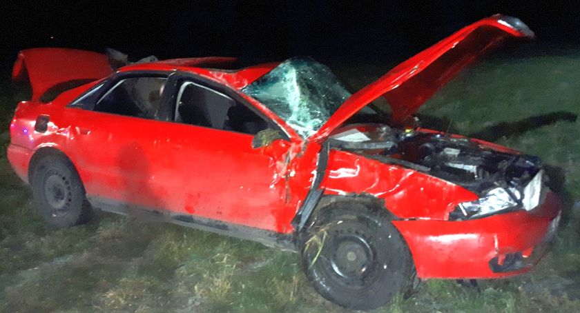 Jedno auto uderzyło w ogrodzenie posesji, drugie dachowało [ZDJĘCIA]