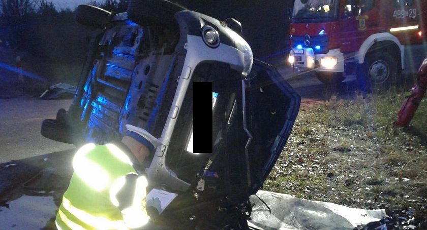 Tragiczne dachowanie citroena w powiecie nakielskim. Nie żyje 22-letni kierowca [ZDJĘCIA]