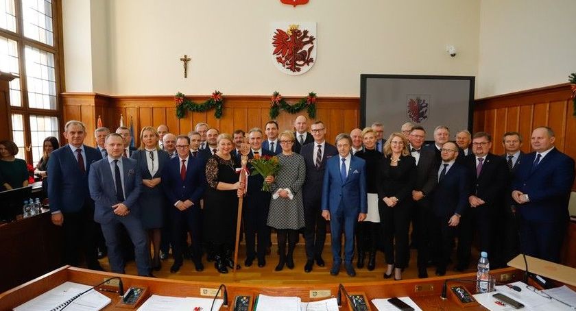 Świąteczna sesja sejmiku województwa. Budżet na 2020 uchwalony. Jakie inwestycje w regionie?