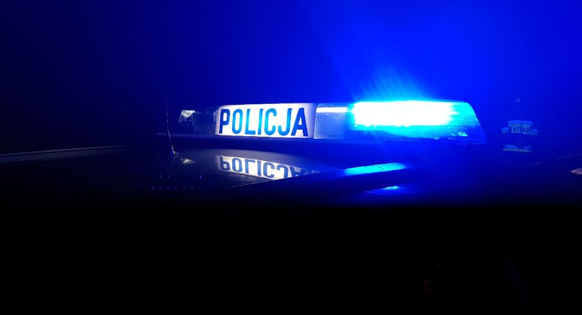 Policjanci we Włocławku włączyli sygnały do zatrzymania. 31-latek potem uderzył w słup