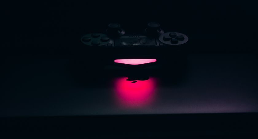 PS4 – najlepszy prezent na mikołajki dla miłośnika konsoli. Poradnik prezentowy dla dziewczyn