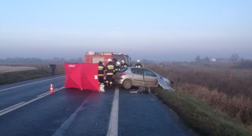 Tragiczny wypadek w powiecie bydgoskim. Peugeot zderzył się z ciężarowym Mercedesem