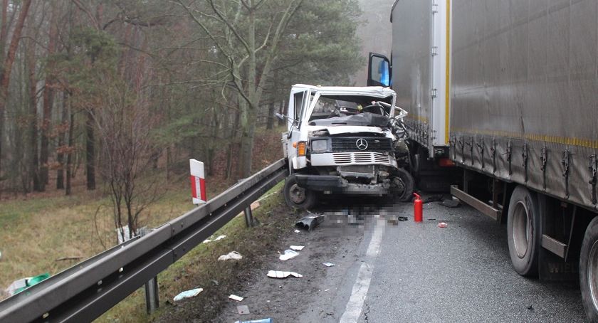 Wypadek na DK 62 we Włocławku. Tir uderzył w auto dostawcze. Droga zablokowana