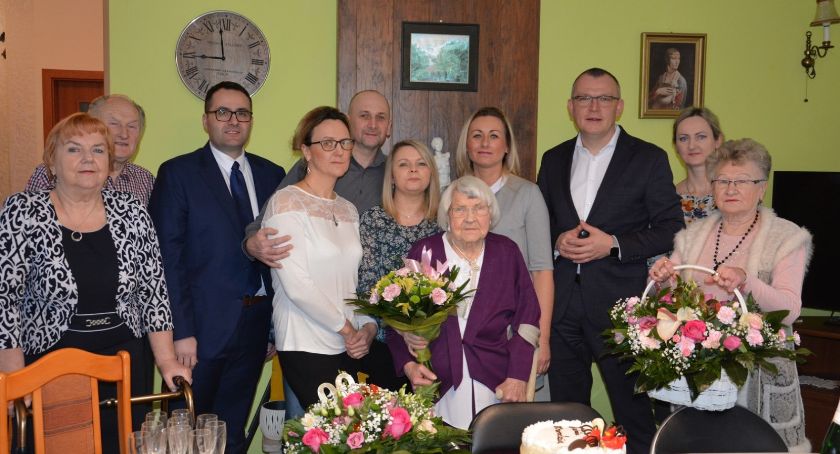 Jubileusz 100 lat mieszkanki Brześcia Kujawskiego Bronisławy Tomczak. Były życzenia i gratulacje