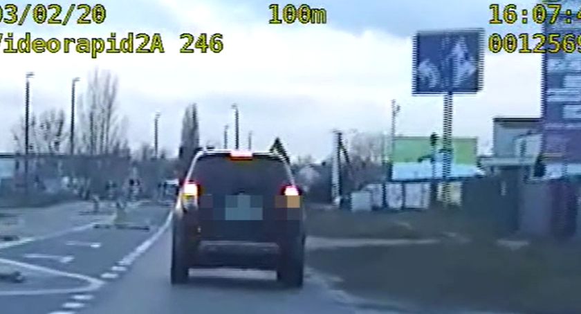 61 latek bez okularów pędził przez miasto. Ukarany został mandatem 950 zł i 15 punktami [VIDEO]