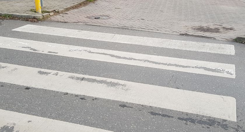 Wypadek na pasach na Ostrowskiej we Włocławku. Dwie osoby w szpitalu w tym jedna na wózku inwalidzkim