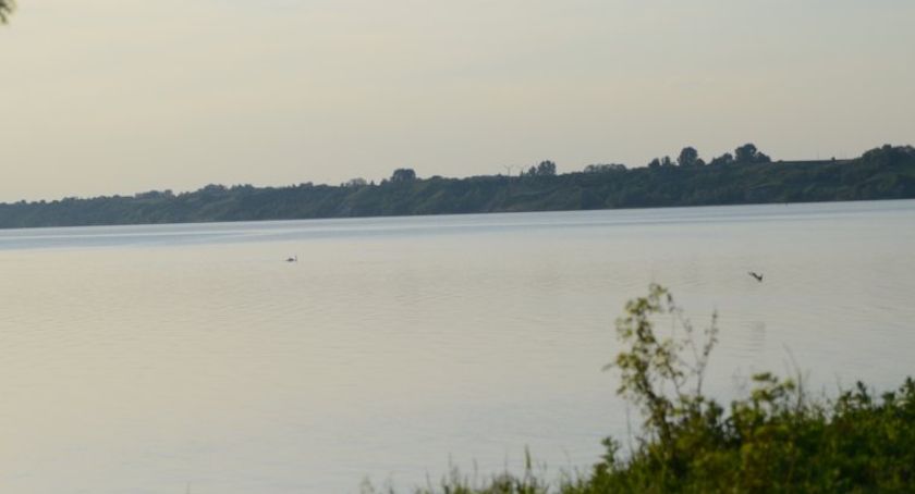 Volvo wjechało do Wisły w Dobrzyniu nad Wisłą 
