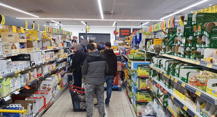 Koronawirus! Szturm na sklepy we Włocławku. Klienci pytają czy to jakiś ARMAGEDON [ZDJĘCIA]
