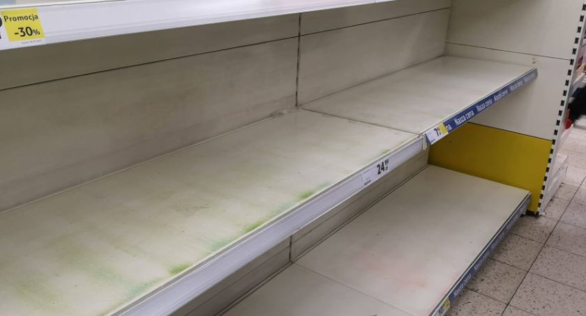 Ze sklepów we Włocławku znika mięso, chleb, mąka. Półki pustoszeją. Galeria opustoszała [ZDJĘCIA]