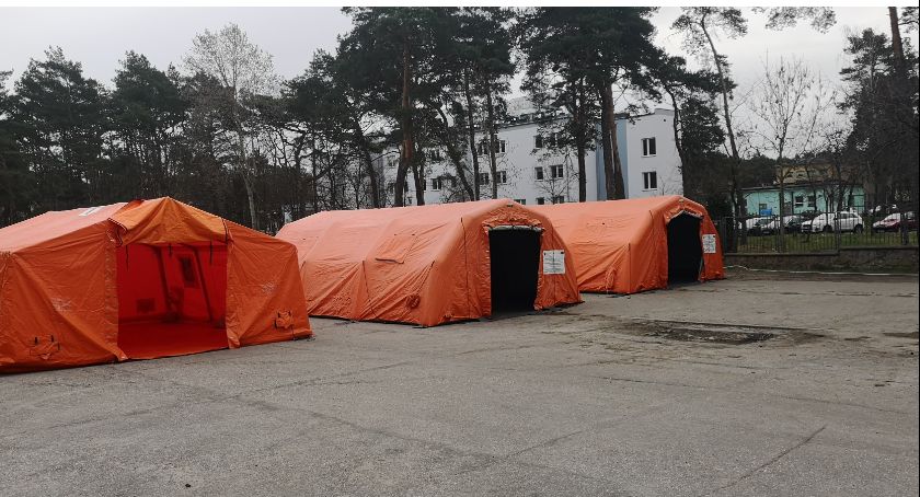 Namioty stanęły przed włocławskim szpitalem. Działa też 12 osobowy Zespół Zarządzania Kryzysowego [ZDJĘCIA]