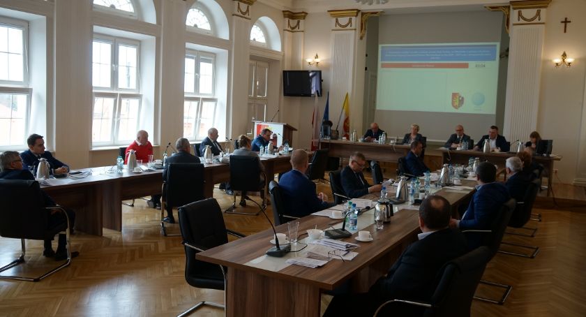 Powiat Włocławski uruchamia rezerwę na walkę z koronawirusem. Przebudują też drogi powiatowe