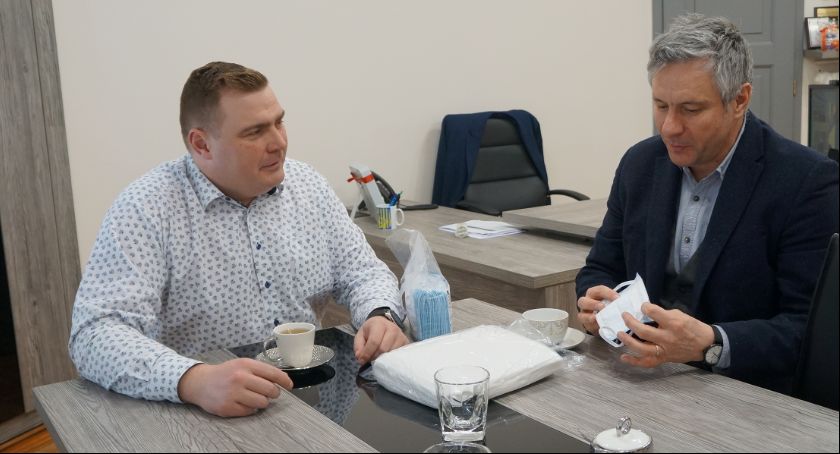 Starosta włocławski zakupił maseczki i fartuchy dla personelu medycznego oraz tablety dla uczniów 