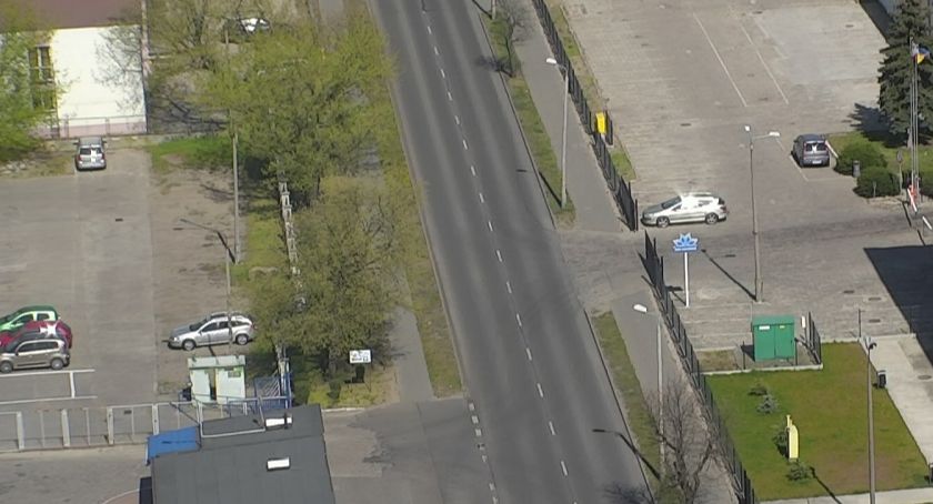 31-latek wyrzucił krzesło przez okno z III piętra. Potem wyszedł z budynku łamiąc kwarantannę