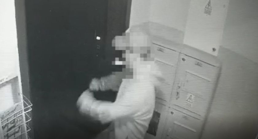 Kopnął w drzwi i je uszkodził. Zdarzenie zarejestrował monitoring [VIDEO]