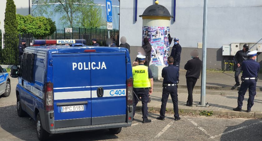 Co się dzieje pod klubem Milion we Włocławku? Na miejscu 10 radiowozów 