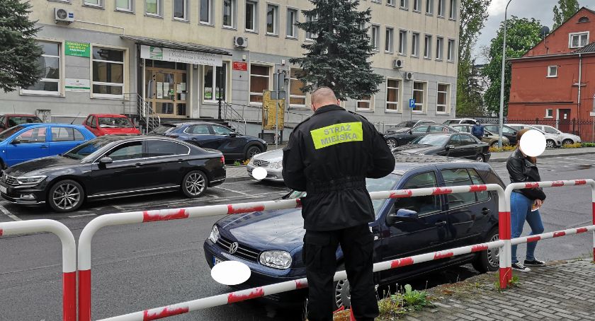 Blokady poszły w ruch. Zmiana organizacji ruchu na Ogniowej we Włocławku [ZDJĘCIA]