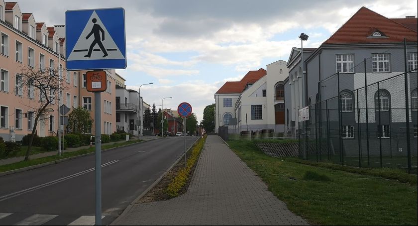 Parkowanie we Włocławku pod lupą. Blokady i pouczenia w różnych częściach miasta