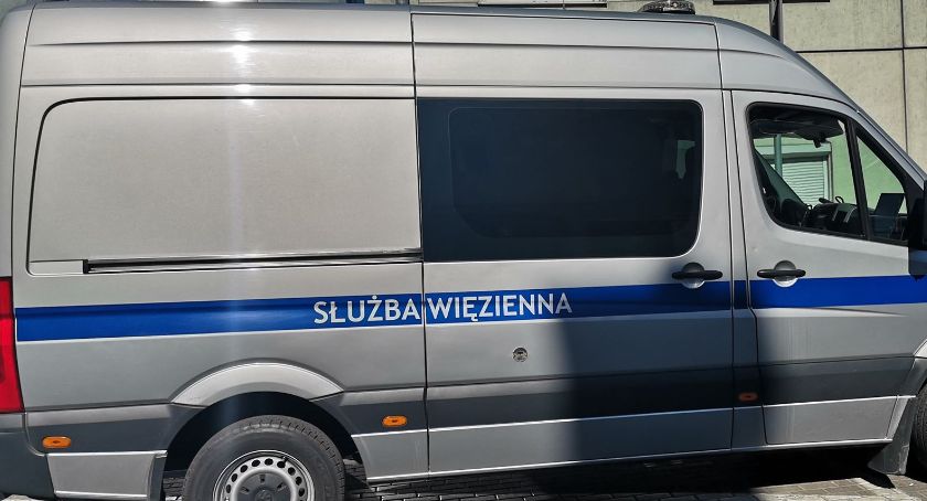 Funkcjonariusz Zakładu Karnego we Włocławku opuścił teren więzienia z bronią