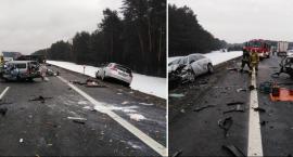 Tragedia na S-10 pod Toruniem. Zderzyło się 5 samochodów. Jedna osoba nie żyje. Policja szuka świadków [ZDJĘCIA]