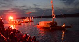 Festiwal Wisły we Włocławku: Nocna parada statków i łodzi w świetle pochodni [FOTO, VIDEO]