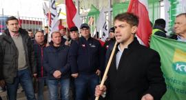 Agro Unia blokuje Anwil S.A we Włocławku. Trwa protest rolników  [ZDJĘCIA]