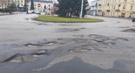 Dziura na dziurze na Placu Wolności. Tak dziś wygląda wizytówka Włocławka [ZDJĘCIA]