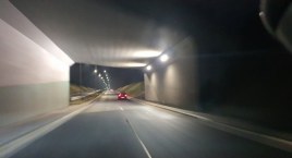Wjechał w olbrzymią kałużę i rozbił samochód o wiadukt. Skąd się wzięło tam tyle wody?