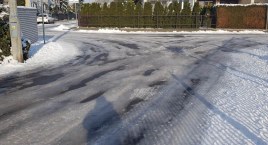 Szklanka na drogach osiedlowych we Włocławku. Masakra na jezdniach, nie trudno o złamanie