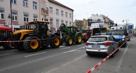 Rolnicy zablokowali Al. Chopina we Włocławku. Protestujący mają się spotkać z wiceminister Anną Gembicką