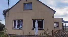 Wybuch butli z gazem w Czerniewicach. Poszkodowana starsza kobieta. 6 jednostek straży w akcji [ZDJĘCIA]