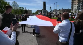 Święto Flagi 2024 we Włocławku. Mieszkańcy przemaszerowali ze 100 metrową flagą [ZDJĘCIA VIDEO]