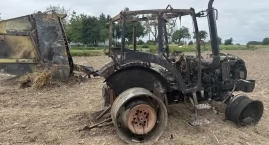Ciągnik i prasa spłonęły w kilka minut. Każdy może pomóc