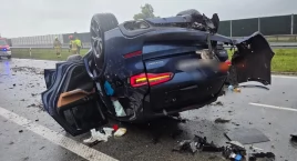 Dachowanie BMW na A1 w Nowej Wsi. W aucie było dwule…