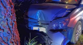 Nie zapanował na autem i uderzył w drzewo
