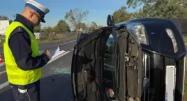 Wypadek w regionie. Ford przewrócił się na bok, pasa…