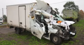 Bus wbił się w przyczepę traktora w regionie [ZDJĘCIA]