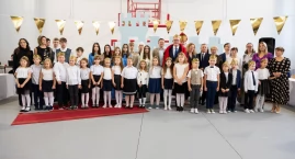 Ślubowania w szkołach w Gminie Brześć Kujawski - pierwszoklasiści otrzymali wyprawki