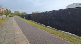 Zamalowane grafitti na czarno na garażach we Włocław…