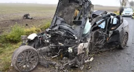 Potężne uderzenie w drzewa. Silnik i koło BMW wyrwan…