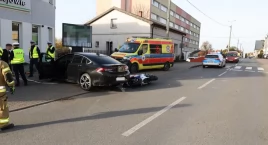 Zderzenie auta z motocyklem. Motocyklista trafił do szpitala