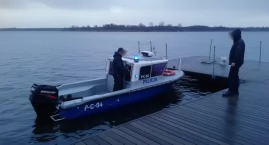 Kłusownicy z sieciami namierzeni na jeziorze. Nocna akcja policji