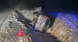 Śliska nawierzchnia zaskoczyła kierującą. Auto dachowało
