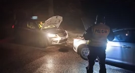 Rodzina utknęła nocą na mrozie. Policjanci pomogli 5-latce i jej rodzinie wrócić do domu