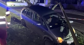 Opel wypadł z drogi i złamał słup