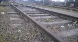 Samochód spadł z wiaduktu na tory. Pociąg pospieszny&hellip;