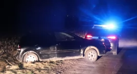 18-latek po alkoholu i bez prawa jazdy wylądował w rowie