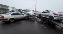 Zderzenie osobówki z lawetą. Kierowca trafił do szpitala