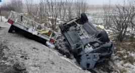 Kia z przyczepką wpadła do rowu na DK62. Auto dachow&hellip;