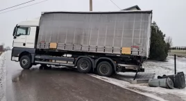 Ciężarówka stanęła w poprzek drogi. Kilka pojazdów u&hellip;