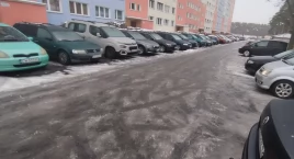 Śliski parking przy Wienieckiej we Włocławku. Mieszkaniec alarmuje o braku reakcji